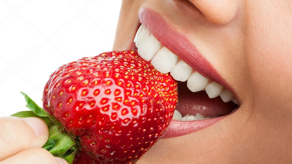 برای سفید شدن دندان ها چه بخوریم؟